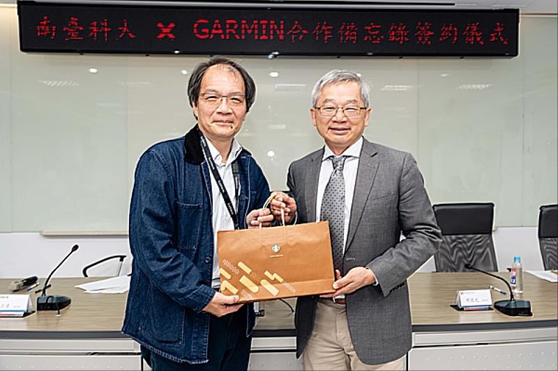 南臺科大校長吳誠文(右)致贈紀念品予Garmin總經理王正偉(左)之合影。