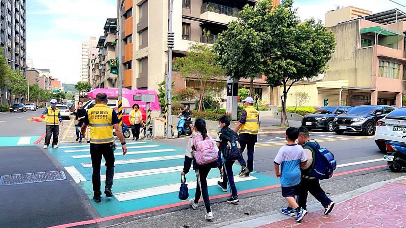 永慶房產集團加盟四品牌桃園區經管會贊助100件反光背心、40支導護旗和拒馬等用具，協助同安國小學生安心上下學。