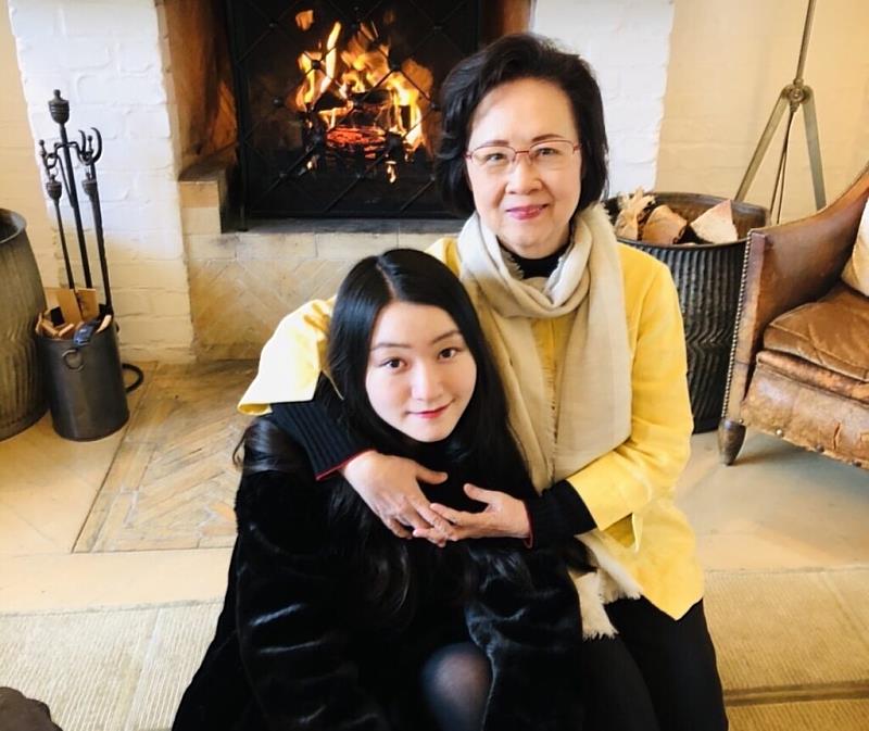 「貓瘋子」陳可嘉與最親愛的奶奶、作家瓊瑤，於家中合影。