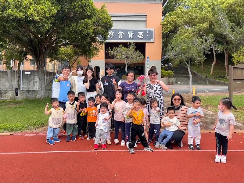 育達科大社會工作系同學與廣秀森林幼兒園同學合影