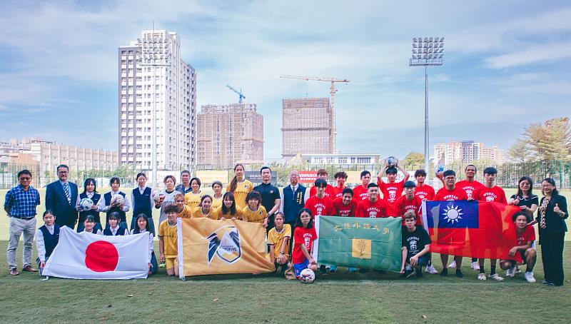 (圖左起)日本大阪女學院、高雄先鋒足球俱樂部、文藻外語大學結盟，共同培育國際足球人才。