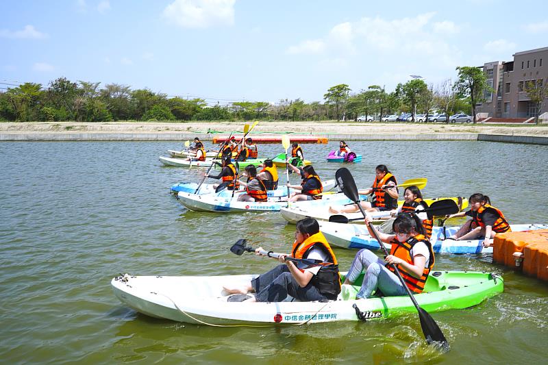 參訪活動還安排獨木舟水上競賽，讓學生體驗中金院的特色校園設施 (圖/中信金融管理學院提供)