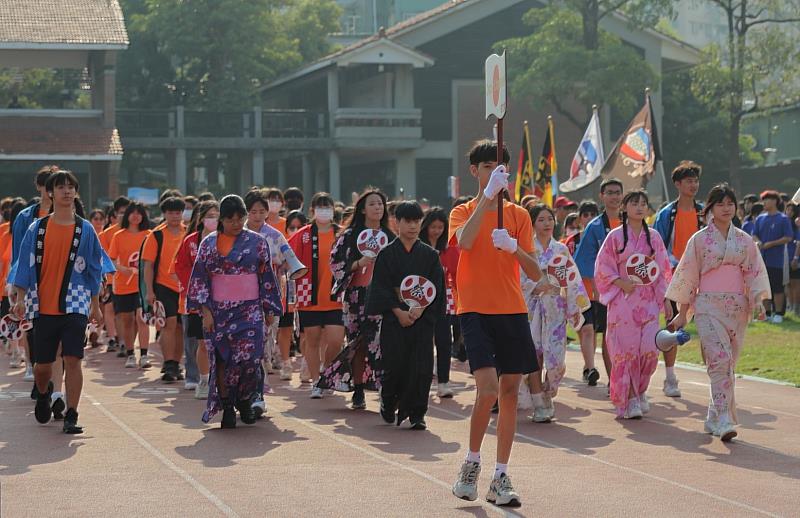 文藻外語大學日文系師生，身穿日本傳統浴衣及祭典服飾進場。
