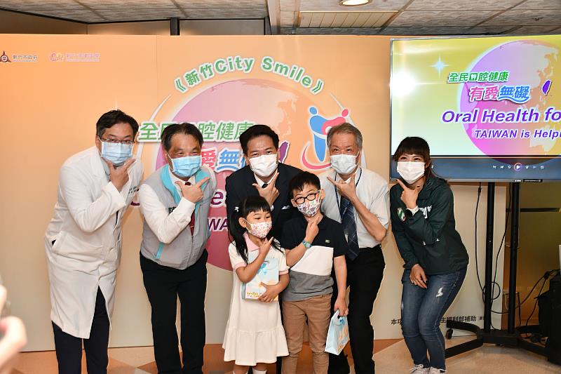 竹市兒童口腔健康週，副市長邱臣遠宣導口腔保健觀念，與孩子們合影