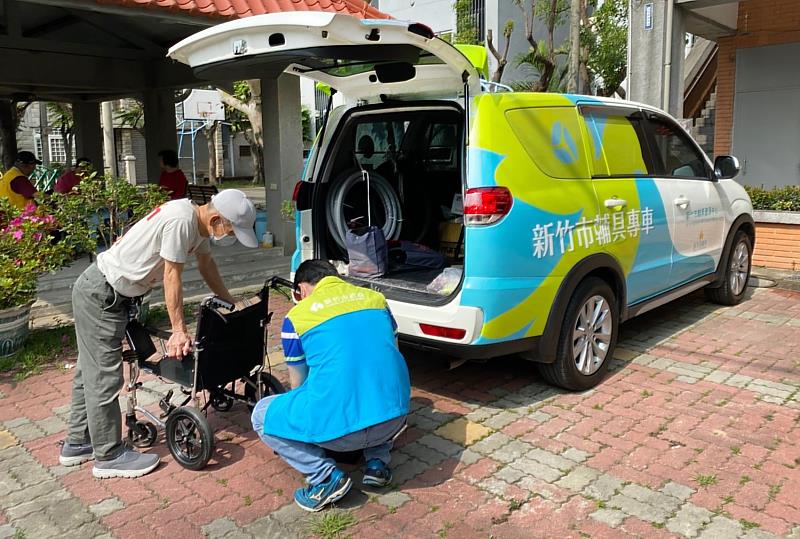 輔具專車服務為長輩們檢測並維修輪椅，幫助維持他們的行動能力。