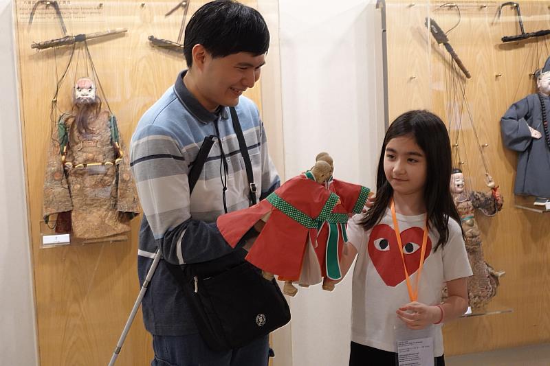 在大稻埕戲苑中，體驗布袋戲偶，認識台灣文化