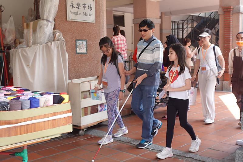 伊甸視障官網大使，與香港小學生親子共遊大稻埕