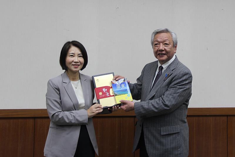 周縣長致贈訪問團烏魚子及屏東為主題的日文書「旅行台灣-屏東」作為伴手禮。