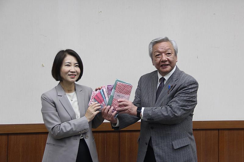 「日台友好促進足立區議會議員連盟」會長吉岡茂回贈日本手巾。