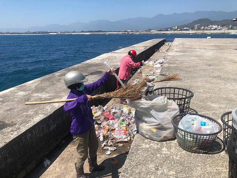 臺東縣政府重視富岡漁港周邊環境管理維護 呼籲民眾勿隨意丟棄垃圾