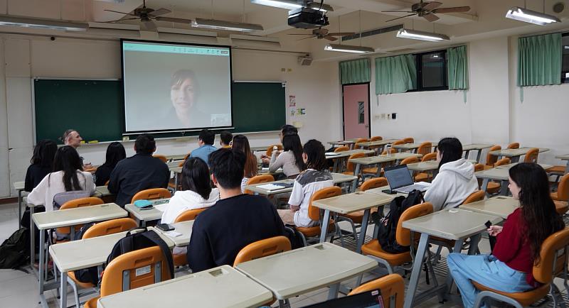 文藻外語大學師生與Biggs博士對談，一同探討世界空氣汙染的近況與危機，其中包含台灣高屏地區的空氣問題。