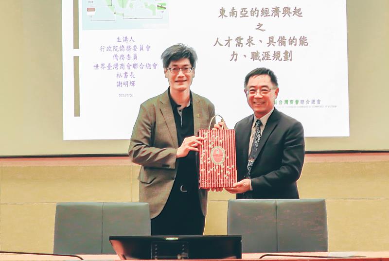 文藻外語大學林楚雄副校長(左)致贈禮品感謝謝明輝祕書長(右)。