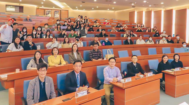 文藻外語大學東南亞學系舉辦《海外交換、校外實習》成果分享會，與會人員合影留念。