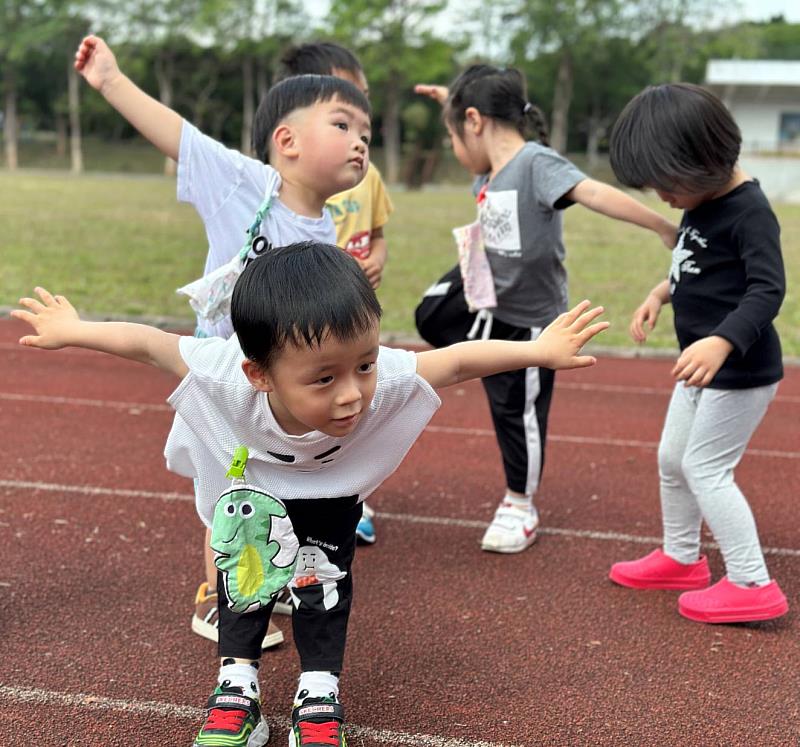 孩子們一同在操場大跳律動操