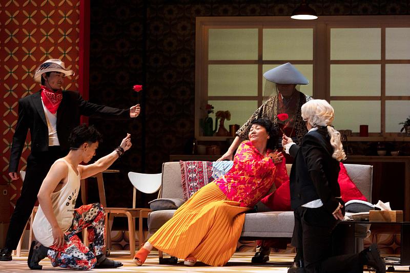 王琄（中）在劇中有許多和男舞者大跳群舞的場面，呈現中年婦女對愛的奇妙異想。（攝影：徐欽敏）