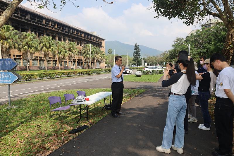 徐輝明校長向媒體記者說明東華大學處理地震火災措施。