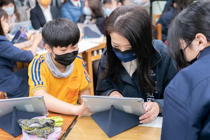 高市長致力推動智慧校園，將在3年內，以每年建置800間智慧教室的目標，實踐「班班有大屏、一師一載具」。