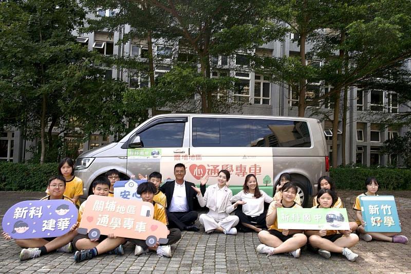 市府規劃8條安心通學專車路線，減輕家長負擔，滿足孩子就學通勤需求。