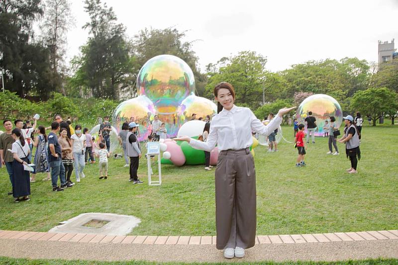 竹市兒童遊藝節開幕首日湧入逾6萬5千人次！ 高市長：連假就來新竹公園與日本泡泡龍「巴比」同樂