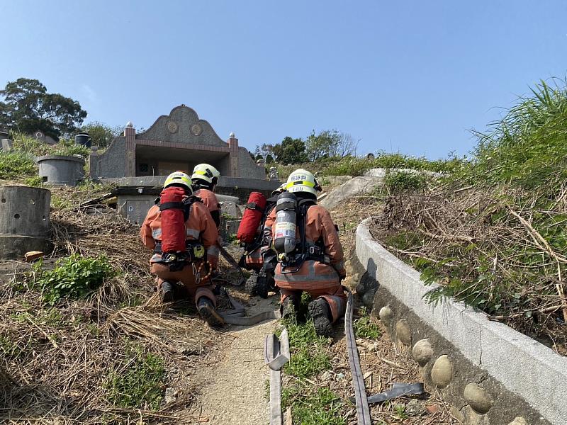 消防局針對易引發林野火警墓地，辦理搶救部署演練。