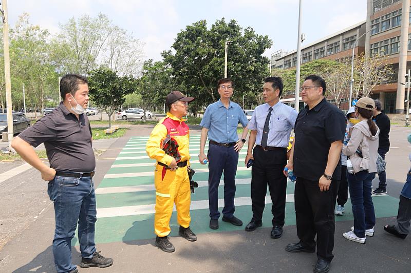 消防隊人員向徐輝明校長說明，進入火場逐一檢視情況。