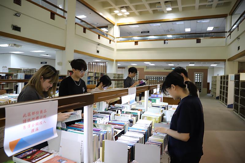 南華大學圖書館舉辦「良心商店-好書義賣」，學生參與踴躍。