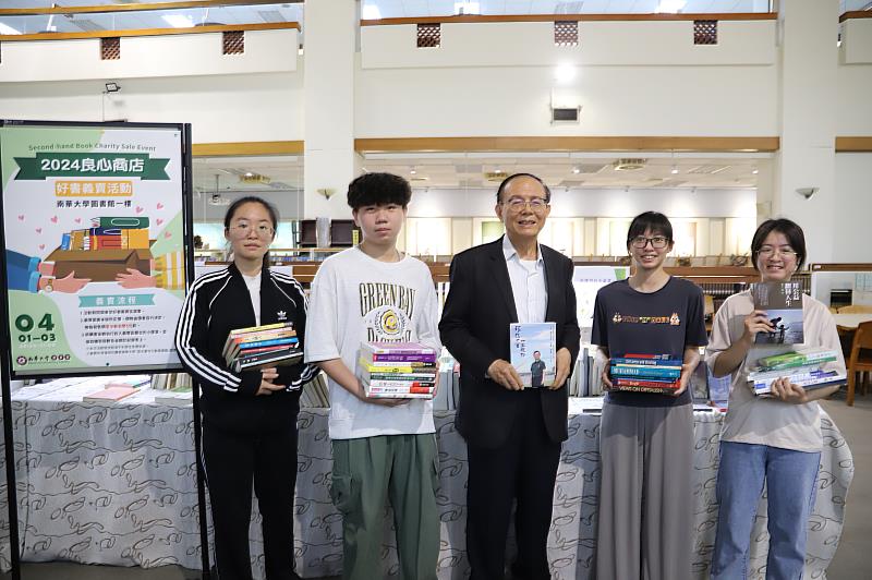 南華大學圖書館舉辦「良心商店-好書義賣」，學生參與踴躍，並與林聰明校長(中)合影。