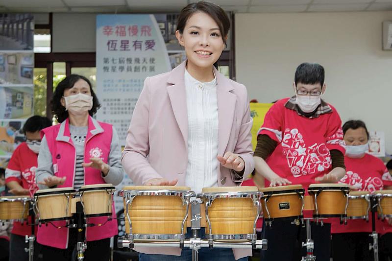 高市長與身障朋友活動中合照。