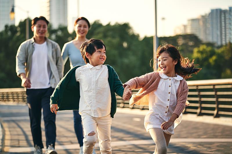 孩童好動容易發生意外，抵抗力低易生病， 凱基人壽建議父母善用保險，讓保障陪伴孩子快樂成長。