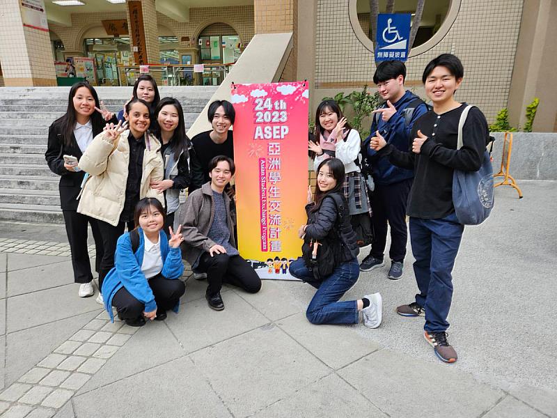 義守大學應英系學生，參加亞洲學生交流計畫(ASEP)實施計畫，獲得白金獎及金獎的肯定(照片來源：義守大學提供)。