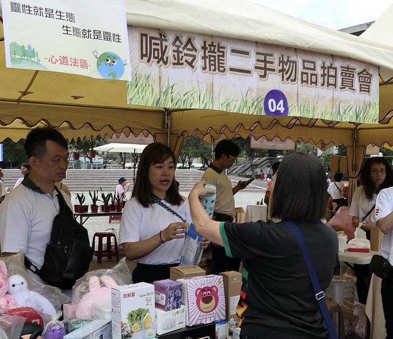 5、	園遊會結合蔬食環保市集、闖關遊戲，民眾透過關卡，體驗、學習靈性生態知識。（靈鷲山佛教教團提供）