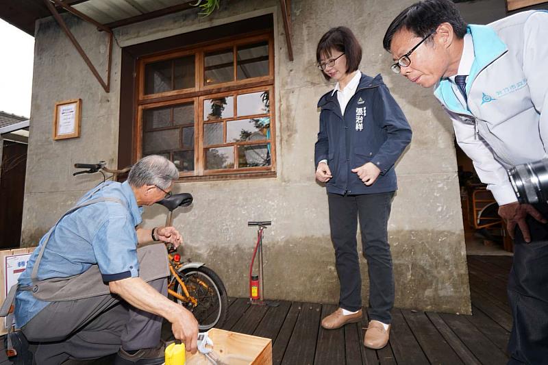 圖2.祕書長張治祥牽腳踏車至轉角修車行維修體驗。