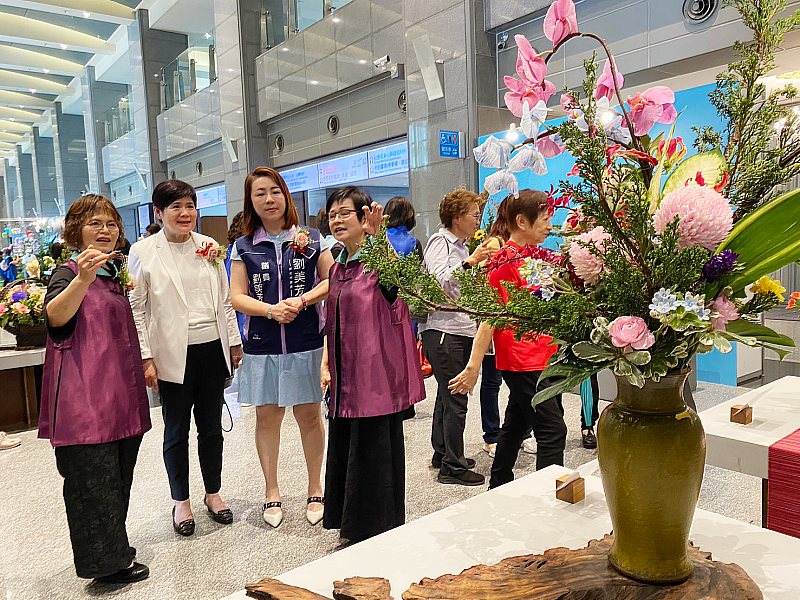 中華花藝協會理事長黃素蜜(左一)為新北市文化局主秘翁玉琴(左二)及貴賓解說展覽概念