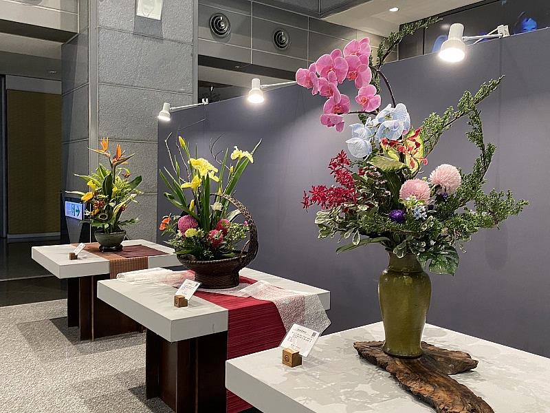 「中華插花藝術展-繁華詠春」展覽即日起至4月15日於新北市政府1樓大廳展出