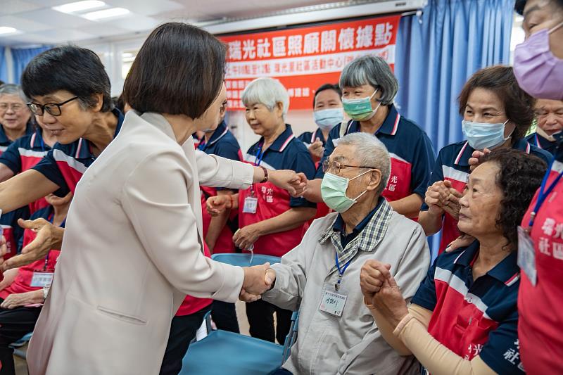 周春米縣長向屏東市瑞光社區照顧關懷據點年邁長者握手問候