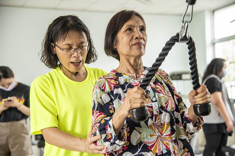 嘉藥林秀碧老師透過健身器材幫助長輩增進肌力與平衡力
