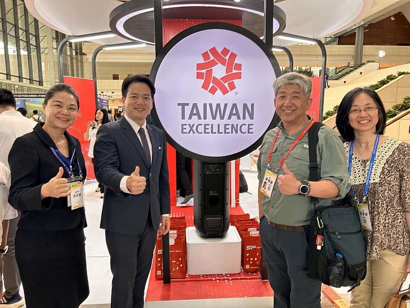 圖3.邱副市長參訪由世界台灣商會聯合總會舉辦的國際企業產品展覽。