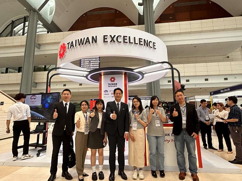 圖2.邱副市長參訪由世界台灣商會聯合總會舉辦的國際企業產品展覽