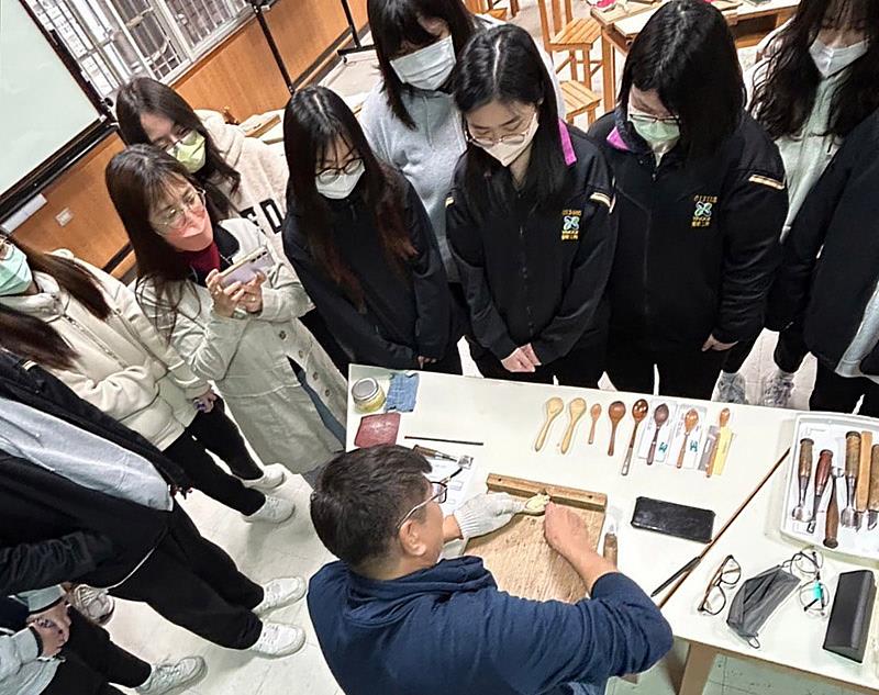 鶯歌工商學生專心觀看大葉大學造藝系吉田敦老師的木雕技巧示範