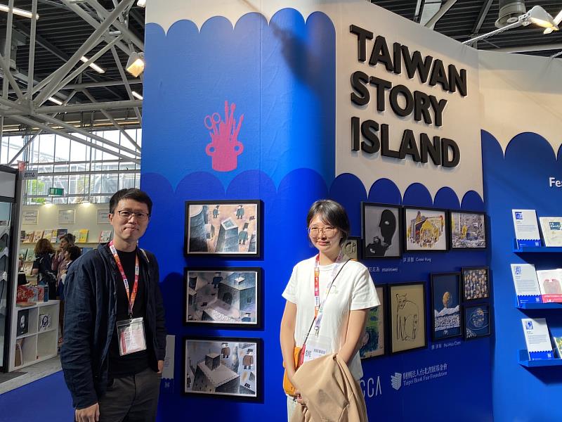 鄭元欽（左）獲得2024年波隆納插畫大獎，是今年唯一獲獎的臺灣創作者。（文策院／提供）