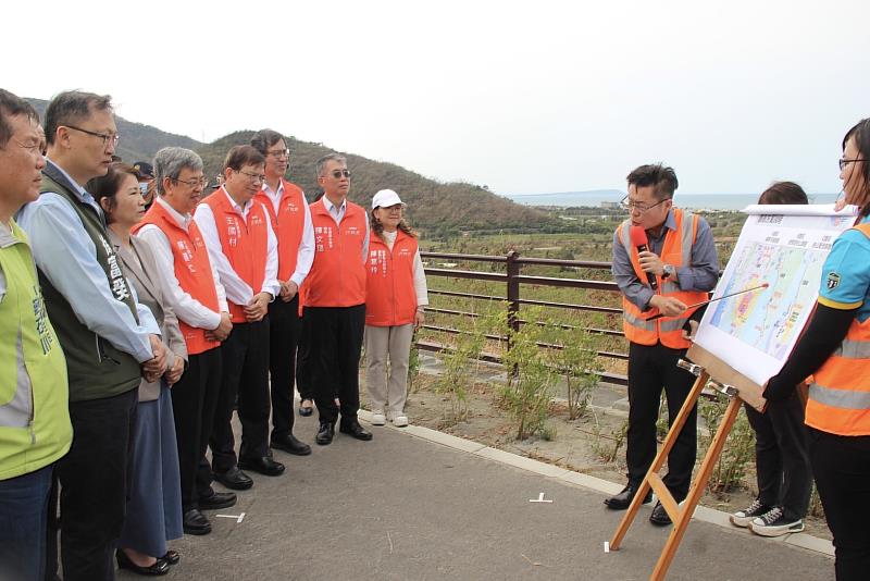 行政院長陳建仁今（9）日在屏東縣長周春米等人陪同下，視察屏南快速道路規劃進度。