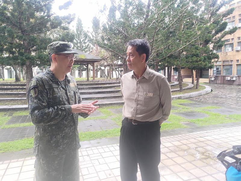 第二作戰區政戰主任謝子偉上校向徐輝明校長報告火災現場情況。