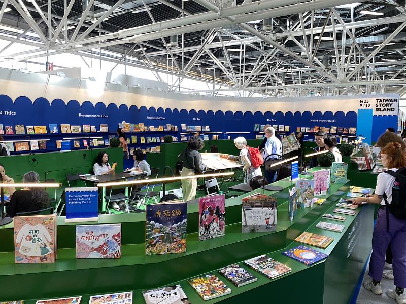 今年波隆那兒童書展臺灣館，展示共59 家出版社、共 298 本來自臺灣的書籍，文策院今年也於波隆那兒童書展規劃許多商務交流活動。（文策院／提供）