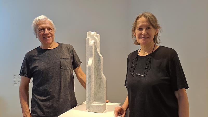法國藝術家絲勒維‧希維雍（右）展出雕塑作品《線條4》，這學期與先生阿希耶勒‧莫斯考維奇同時擔任華梵大學駐校藝術家。