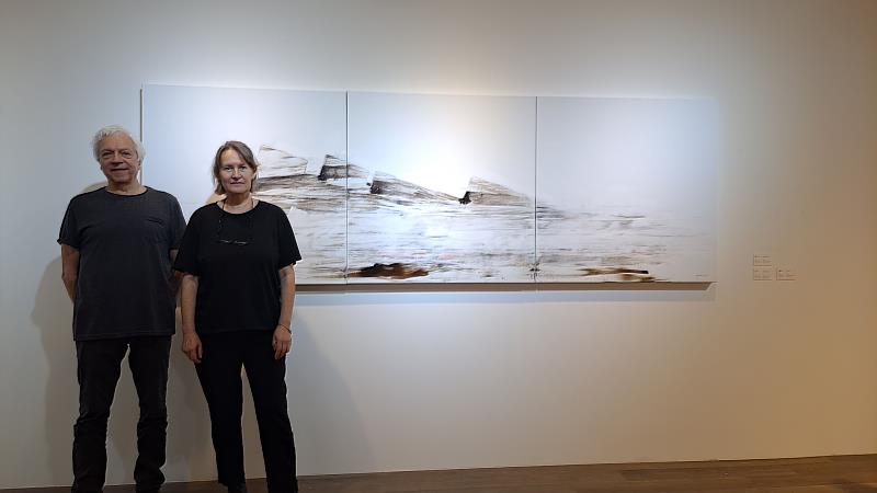 華梵大學駐校藝術家絲勒維‧希維雍（右）展出作品《在岸上2》。