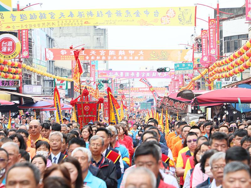 大甲媽遶境 祝壽大典吸引數萬人參與場面壯觀