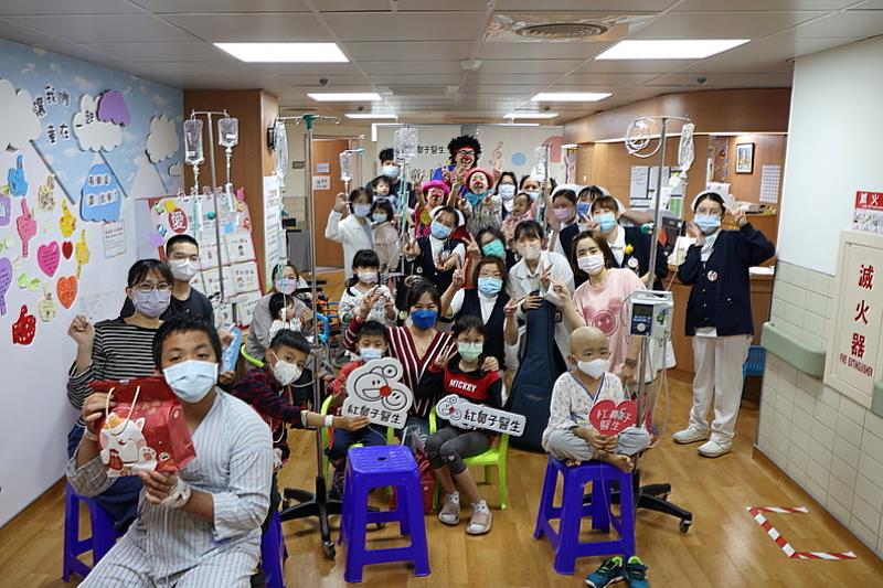 紅鼻子醫生四月九日下午來到花蓮慈濟醫院兒科病房，為住院中的孩子帶來「小丑醫生歡樂秀」。