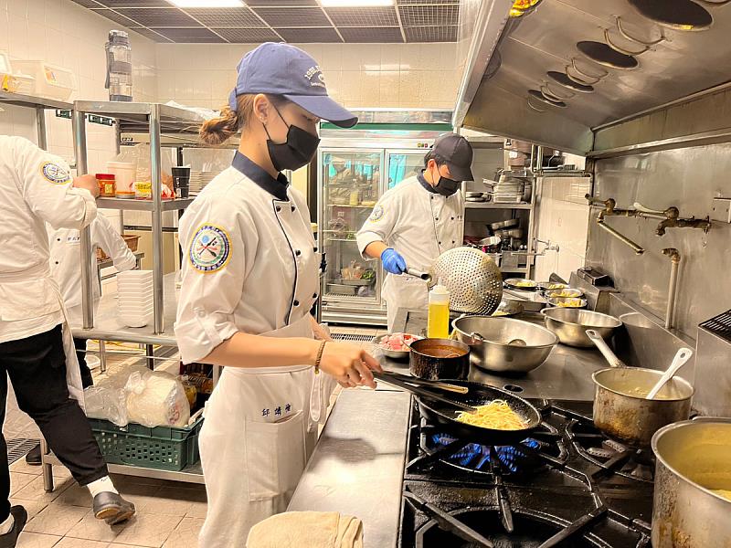 義守學生自己製作美味義大利美食，在校熱賣商品包括，招牌肉醬義大利麵、青醬義大利麵和快閃限定的野菇燉飯(照片來源：義守大學提供)。