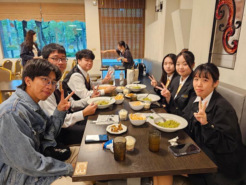 義式料理大受歡迎，學生紛紛對餐旅系的廚藝讚不絕口(照片來源：義守大學提供)。
