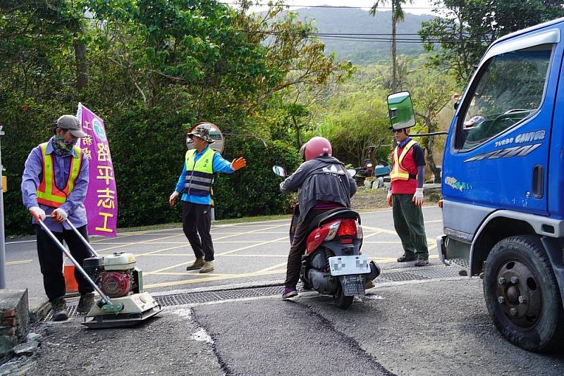 志工們指揮交通，避免有來車不小心闖入